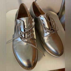 Silver platform lace up casual shoes. Woman size 8